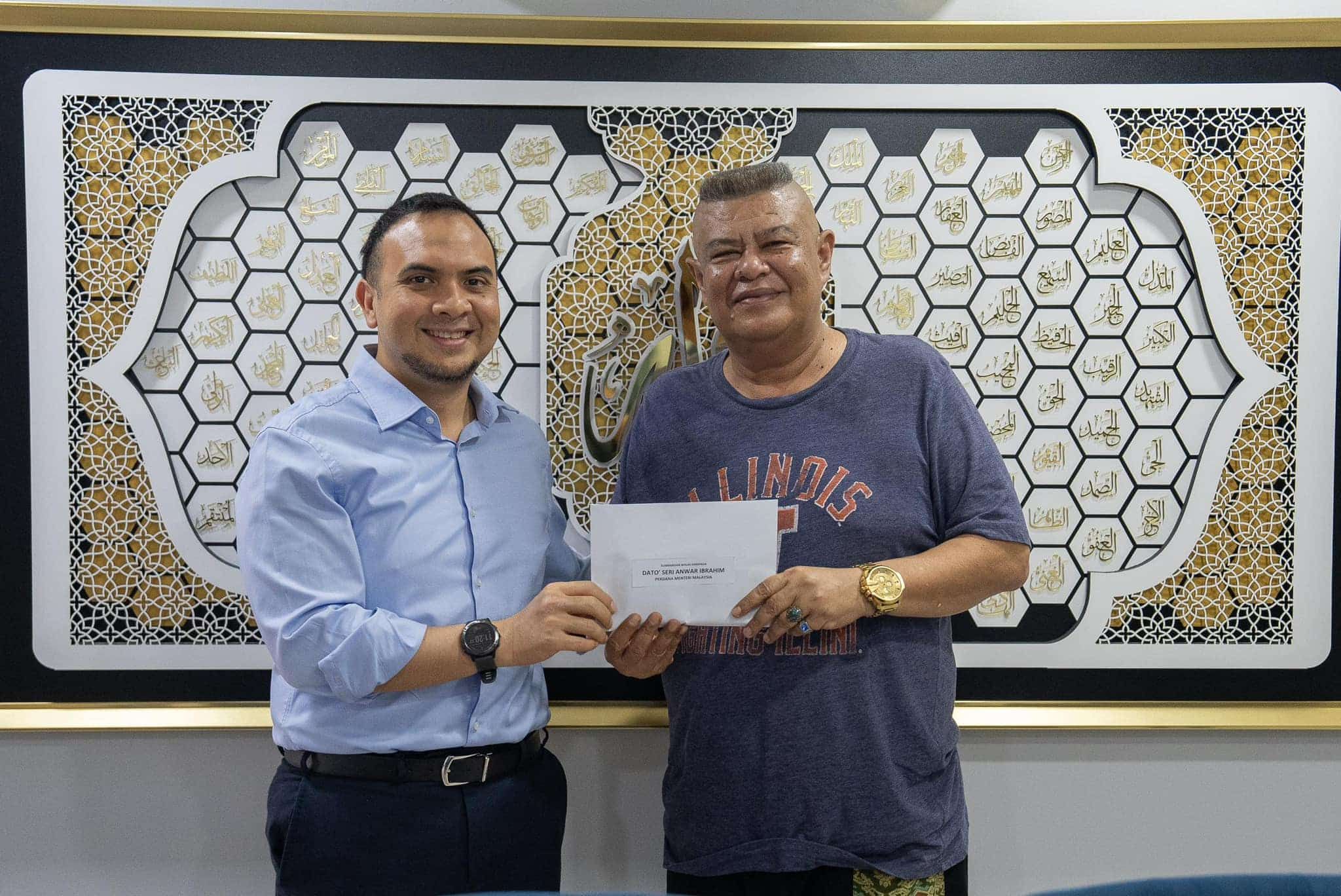 PM hulur sumbangan kepada Azlee Senario