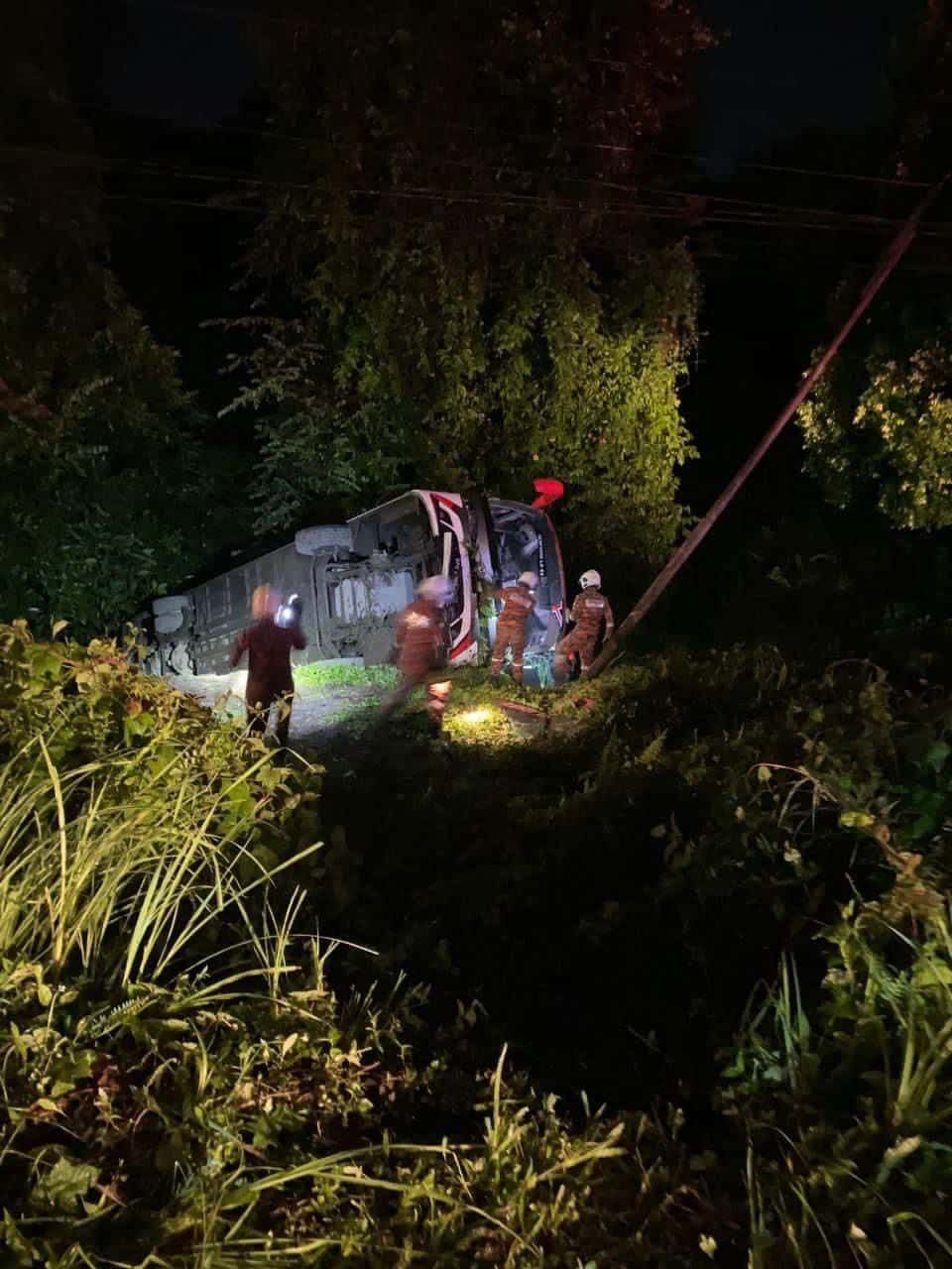 巴士拿笃坠山谷  19人逃过死劫