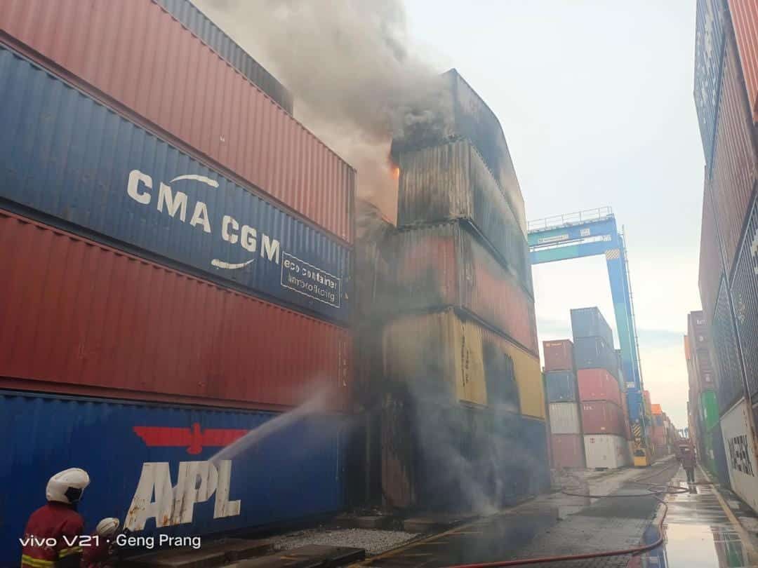 巴生西港14货柜箱失火  消拯局料今中午全面灭火