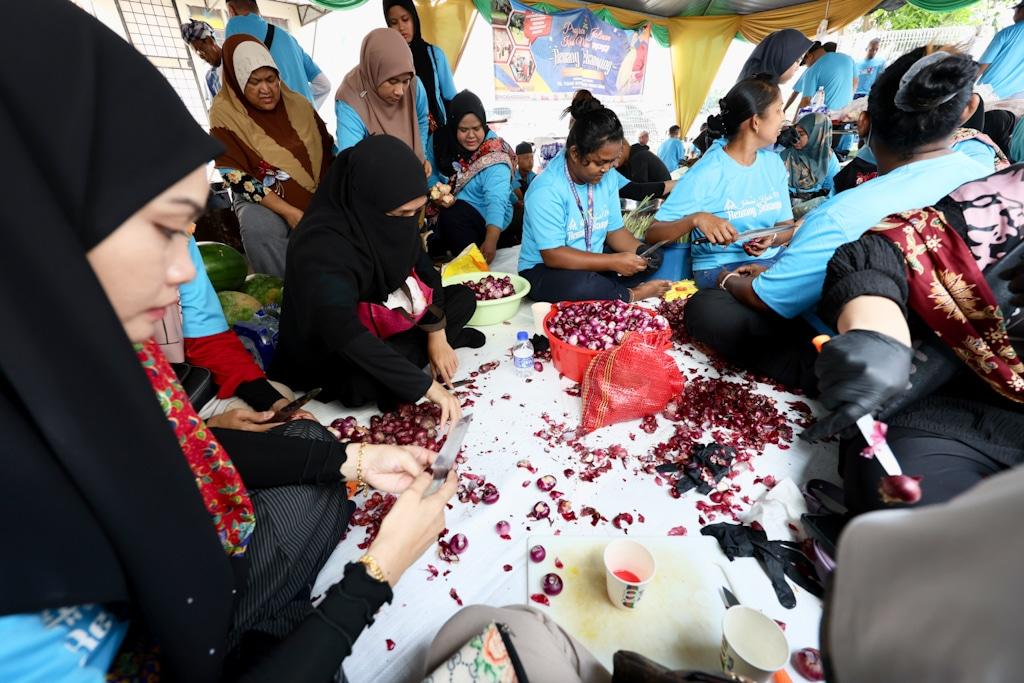 Rewang sekampung tarik penduduk berbilang kaum, siap juadah 4,000 orang