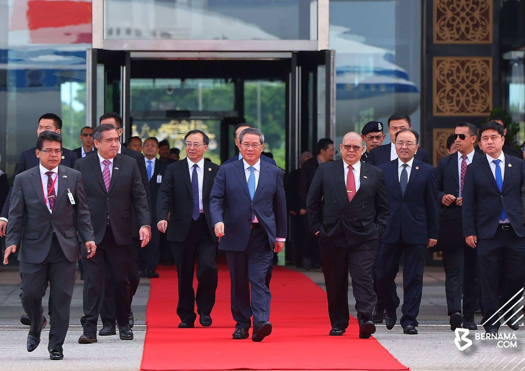 李强结束访马今午返华