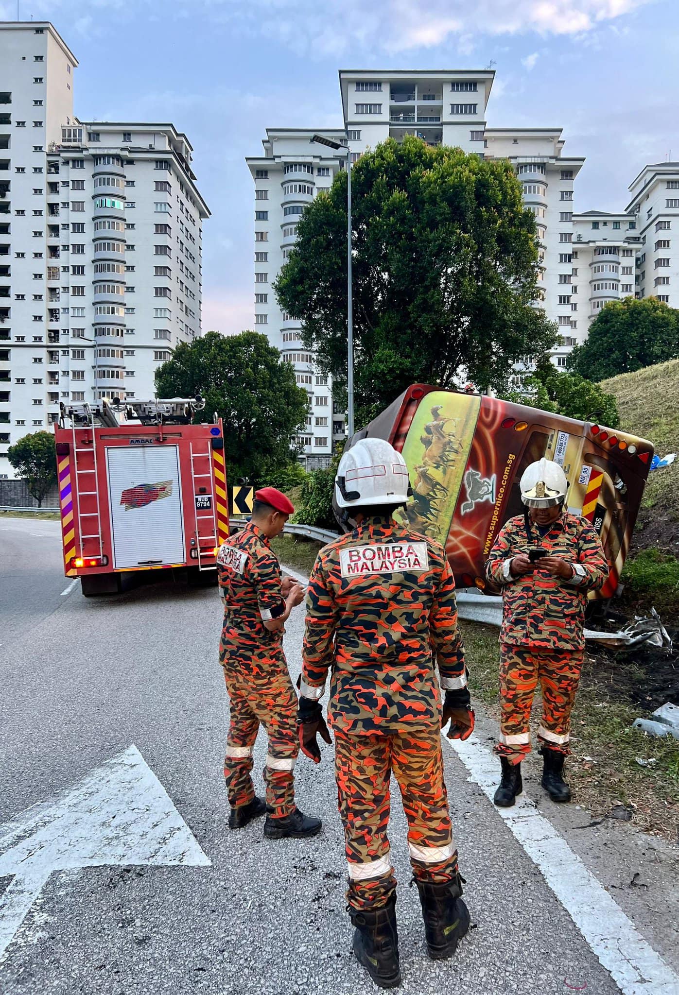 Bas ekspres langgar pembahagi jalan di Jalan Duta, tujuh cedera