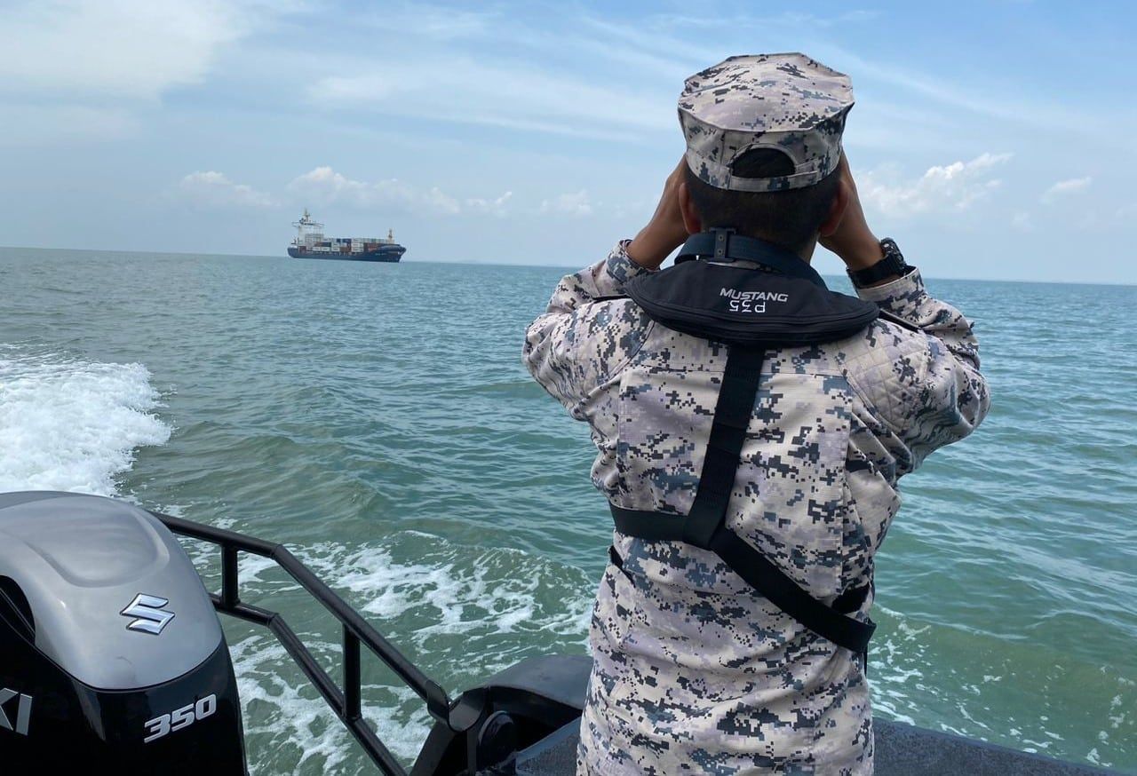 2渔夫遇恶劣天气及大浪   渔船翻覆1获救1失踪