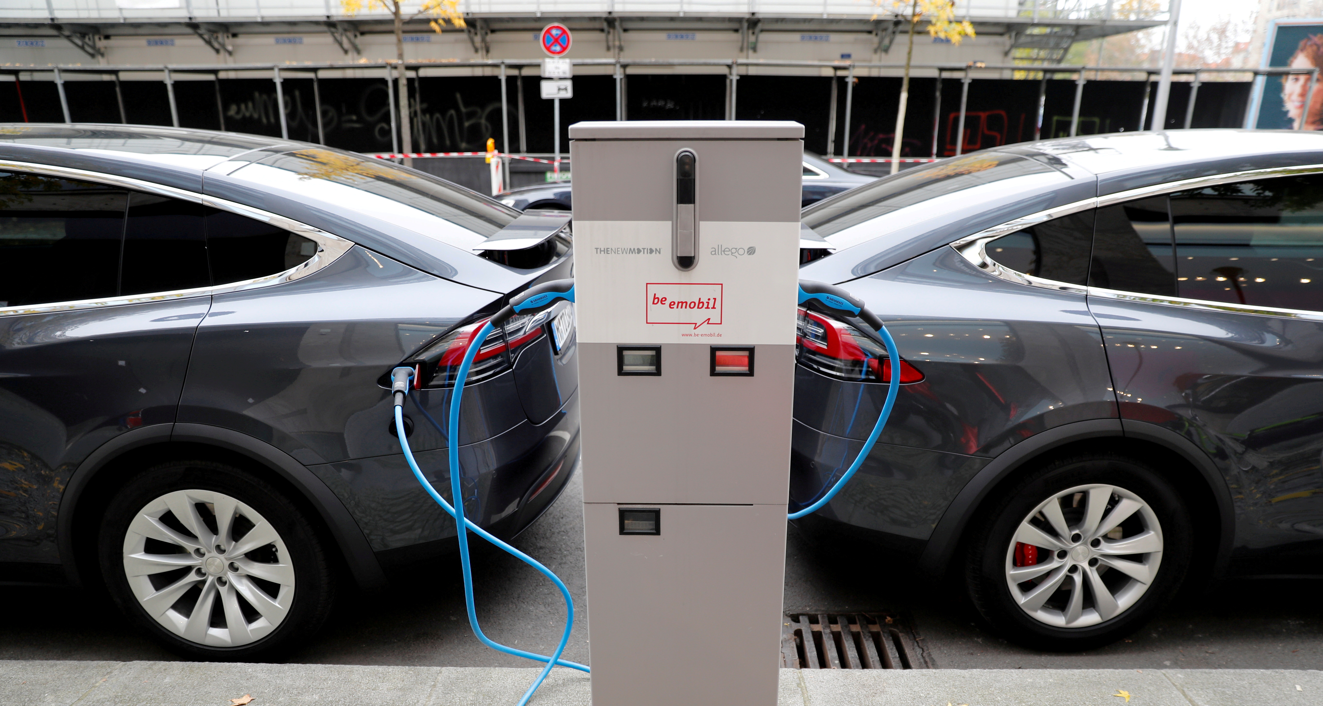 Zero-emission vehicles to get special licence plate frames