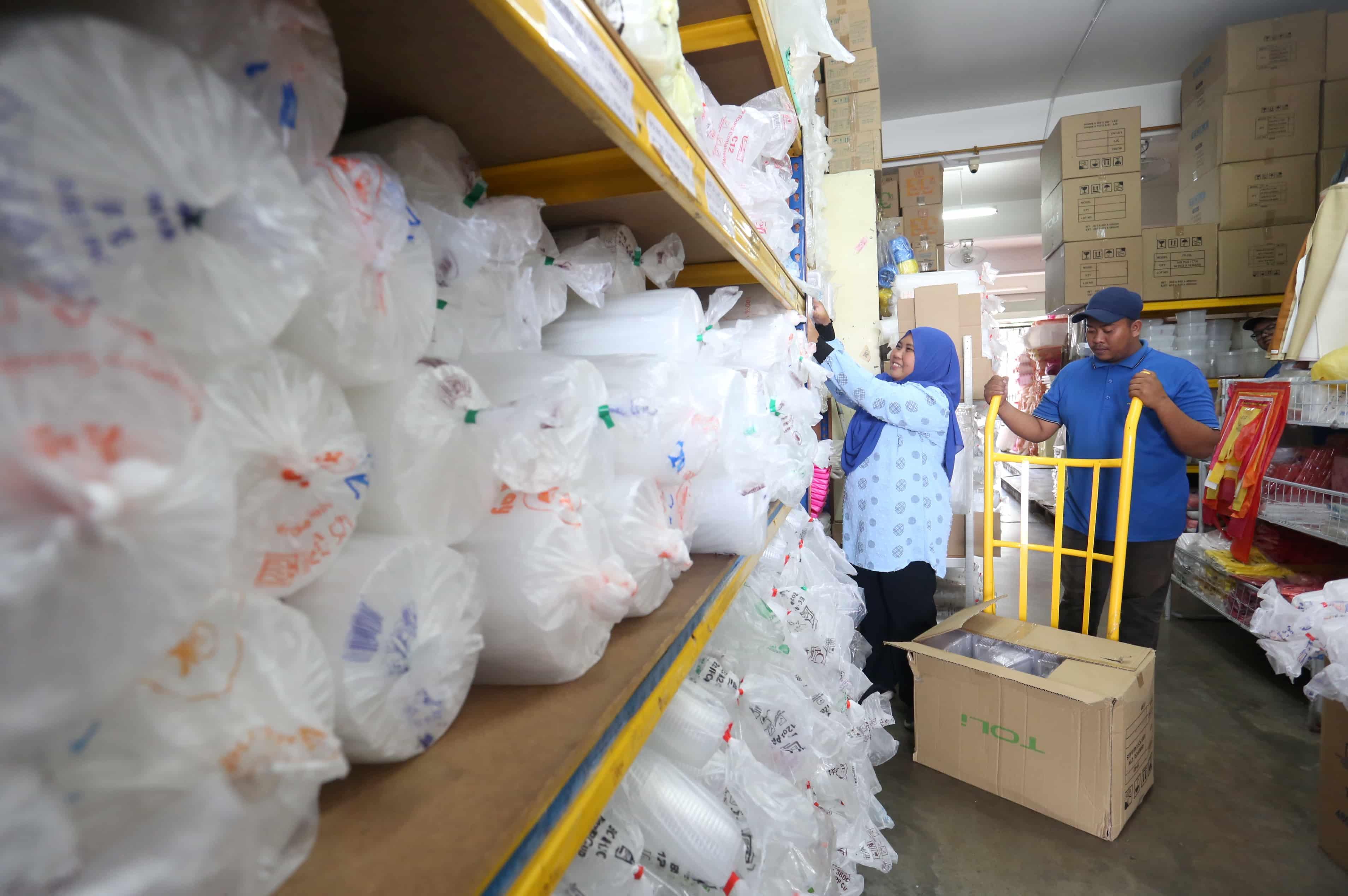 Usahawan wanita ligat jual barangan plastik, beli hotel dan spa