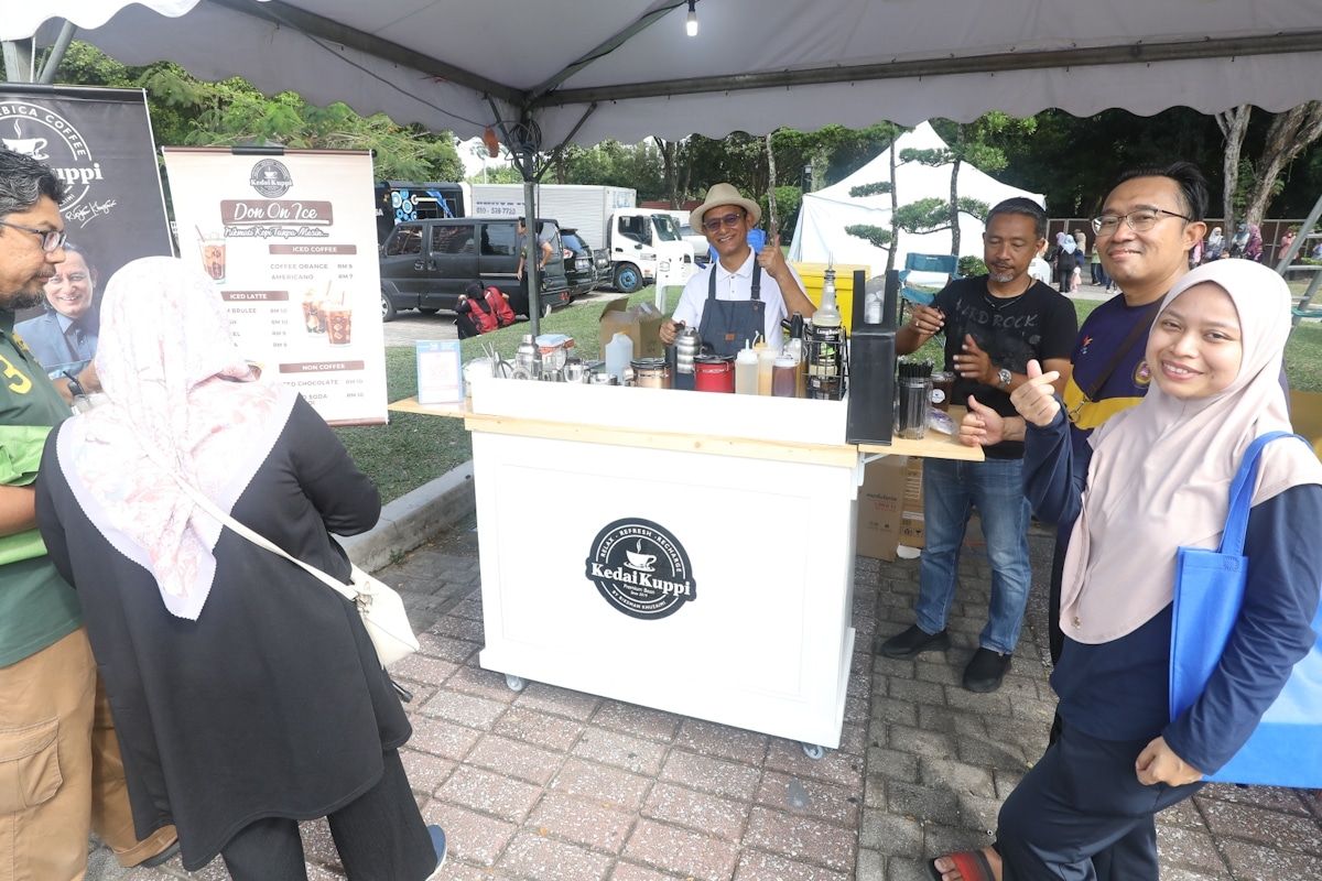 Pelakon Riezman Khuzaimi jual kopi di karnival PKNS, peluang jumpa peminat