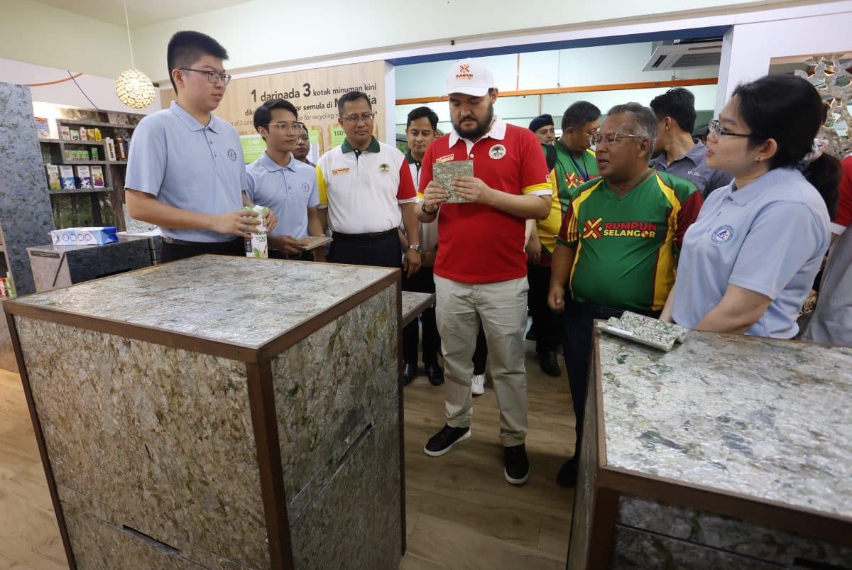 雪王储参观灵资源回收广场