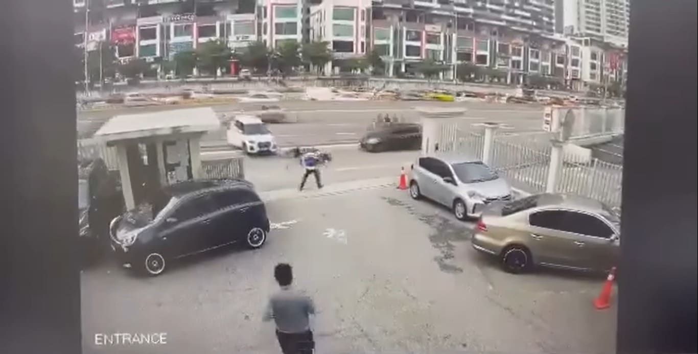 司机停车后没拉手刹 轿车倒退撞伤2摩托骑士