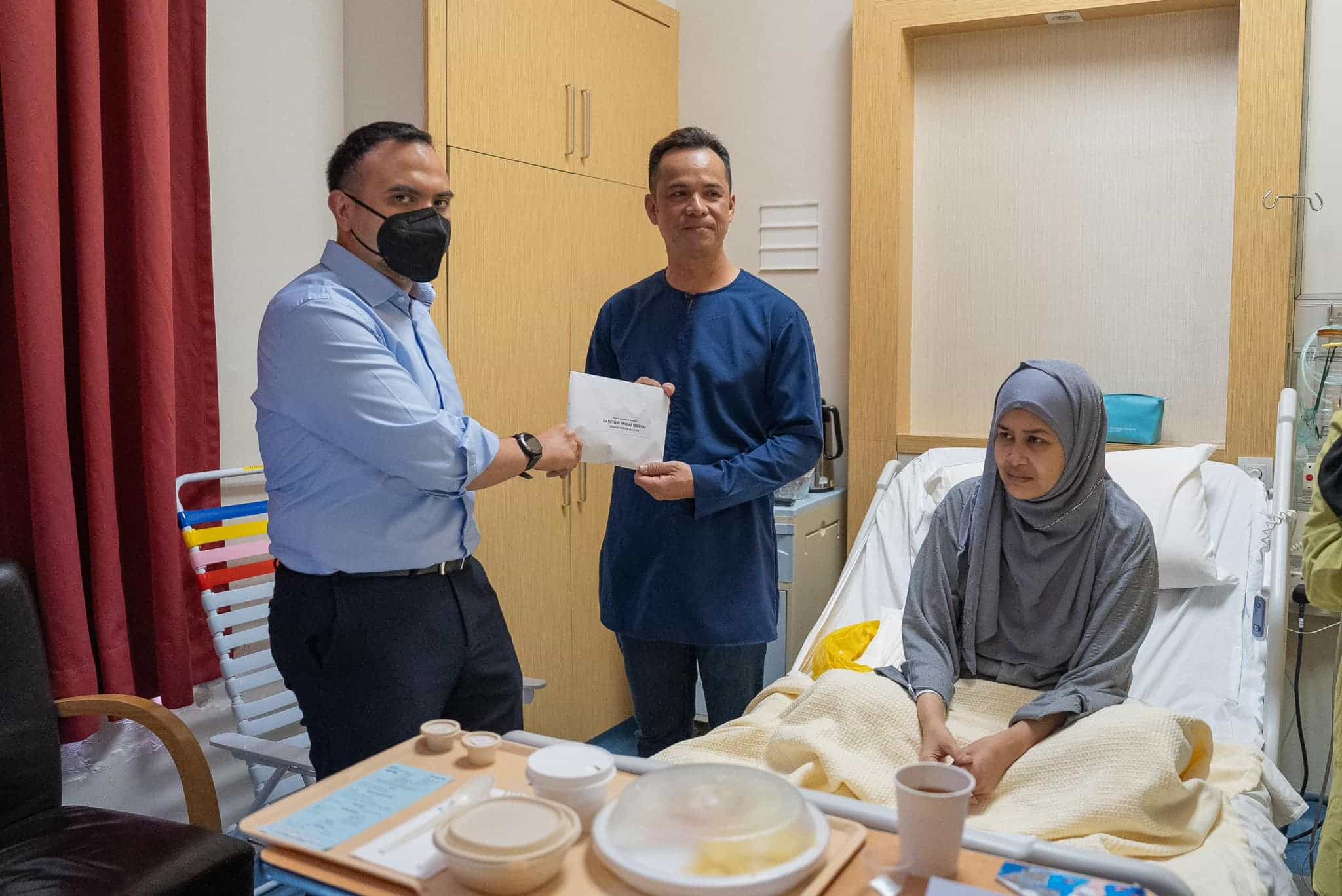 Anwar sampaikan sumbangan kepada penyampai berita, doakan isteri diberi kekuatan