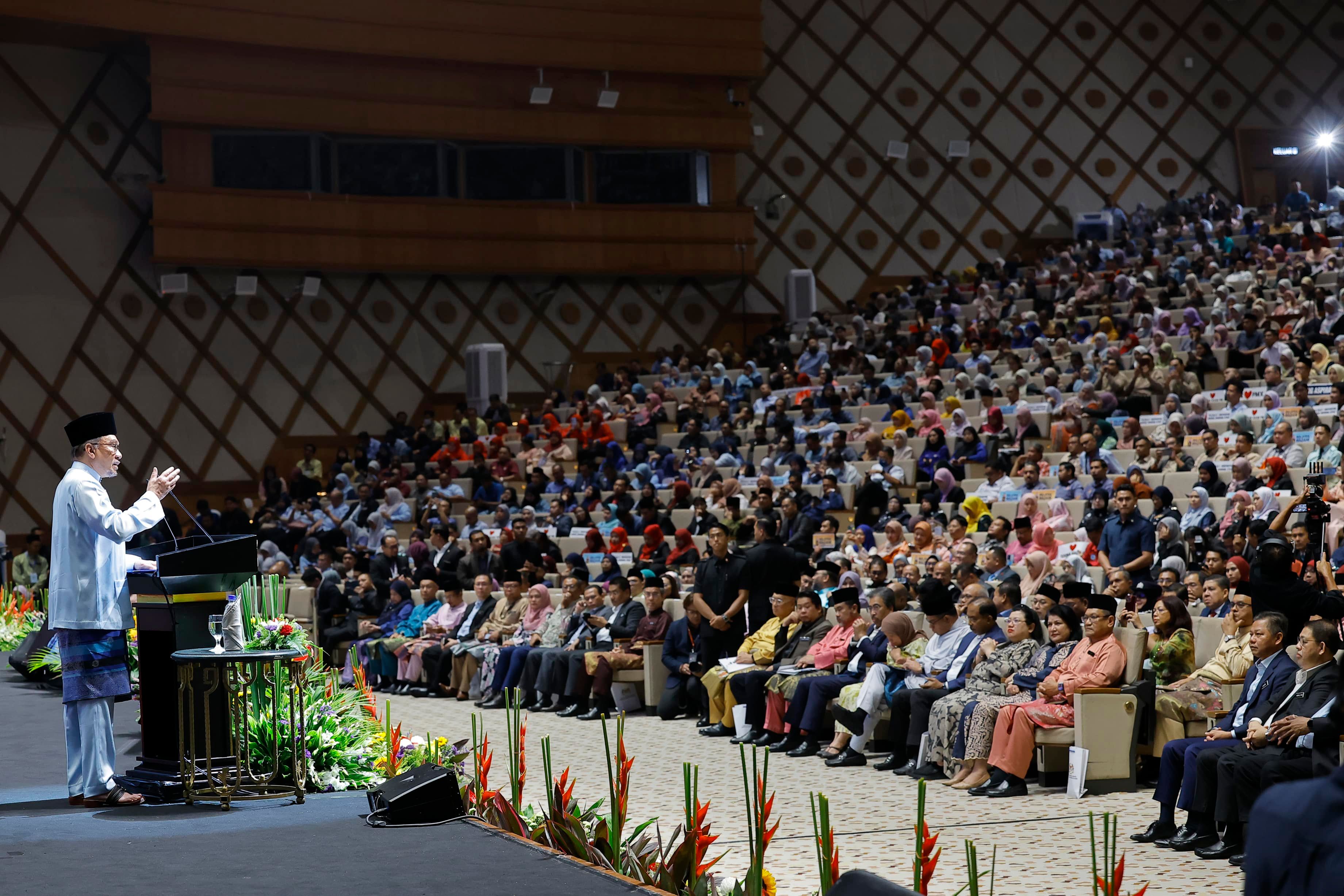 PM: Penjawat awam pacu pertumbuhan negara, kerajaan tumpu jaga kebajikan