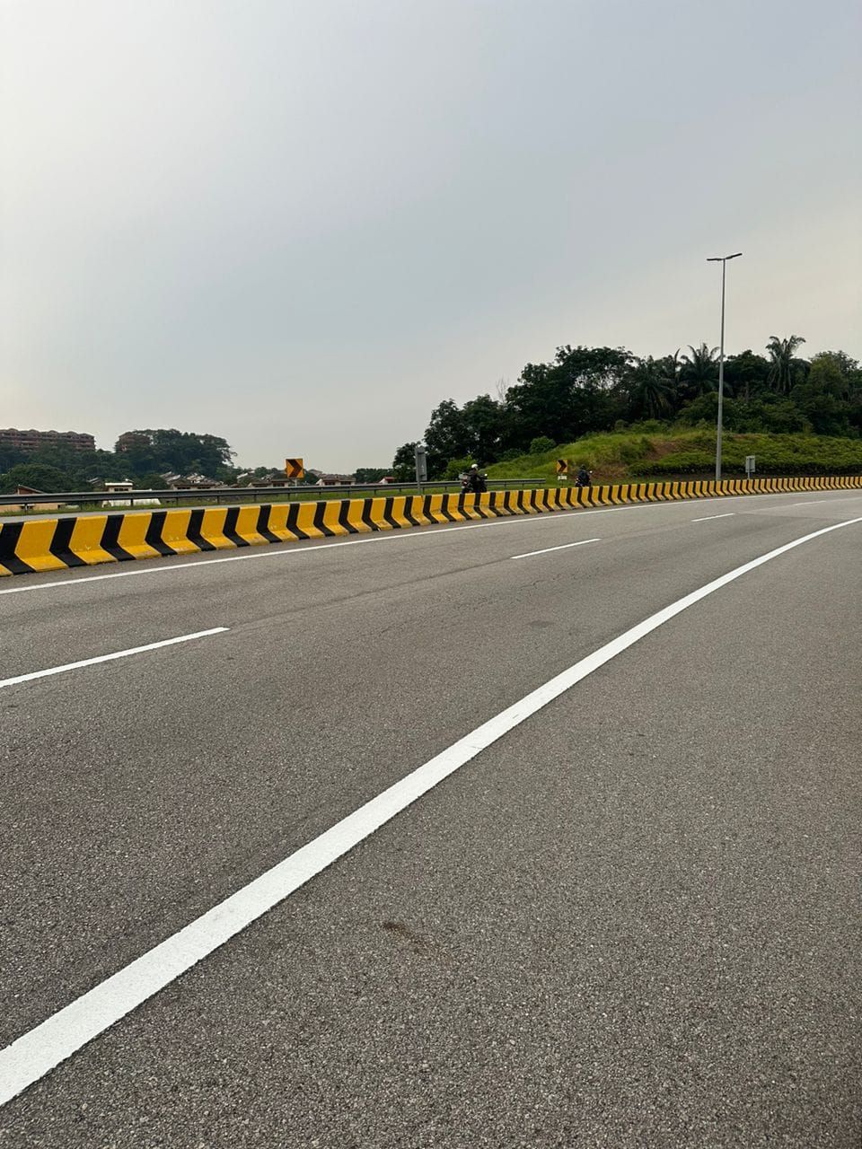 马路出现油渍立报警  王诗棋：避免更多人遭殃