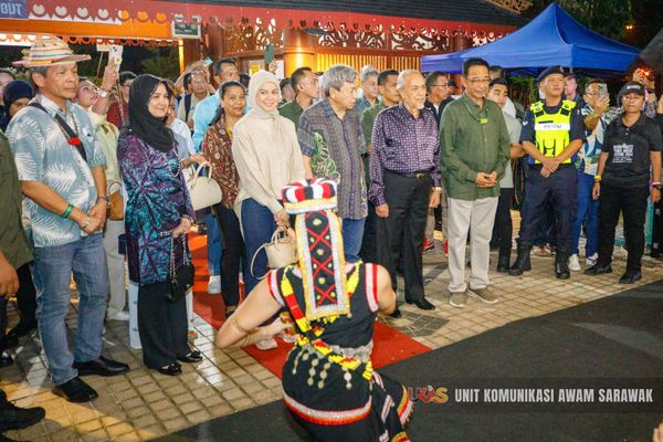 雪苏丹伉俪参观敦朱加纺织博物馆 今晚出席世界雨林音乐节
