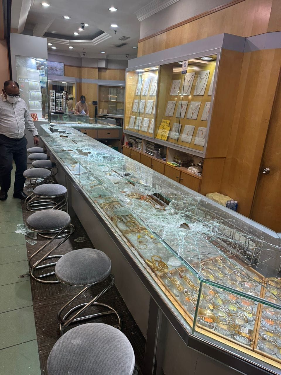 【加影金店劫案】警方：匪徒抢走320万金饰