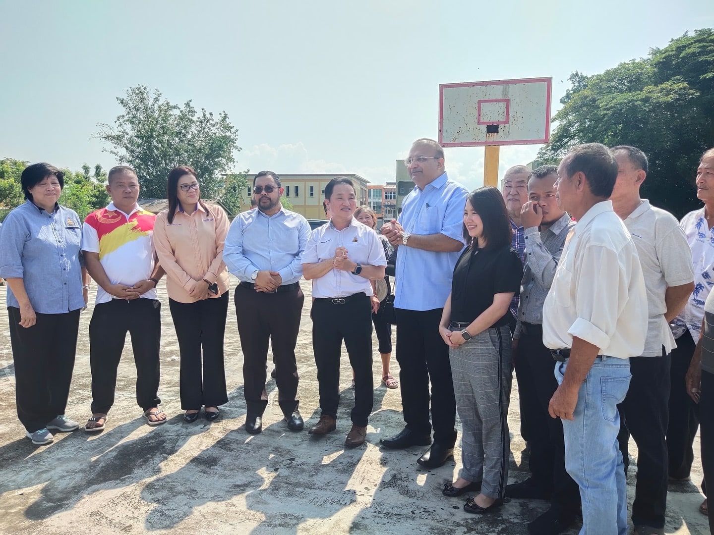 二度走访乌鲁音葛尼新村捎佳音   黄瑞林宣布拨30万建有盖篮球场