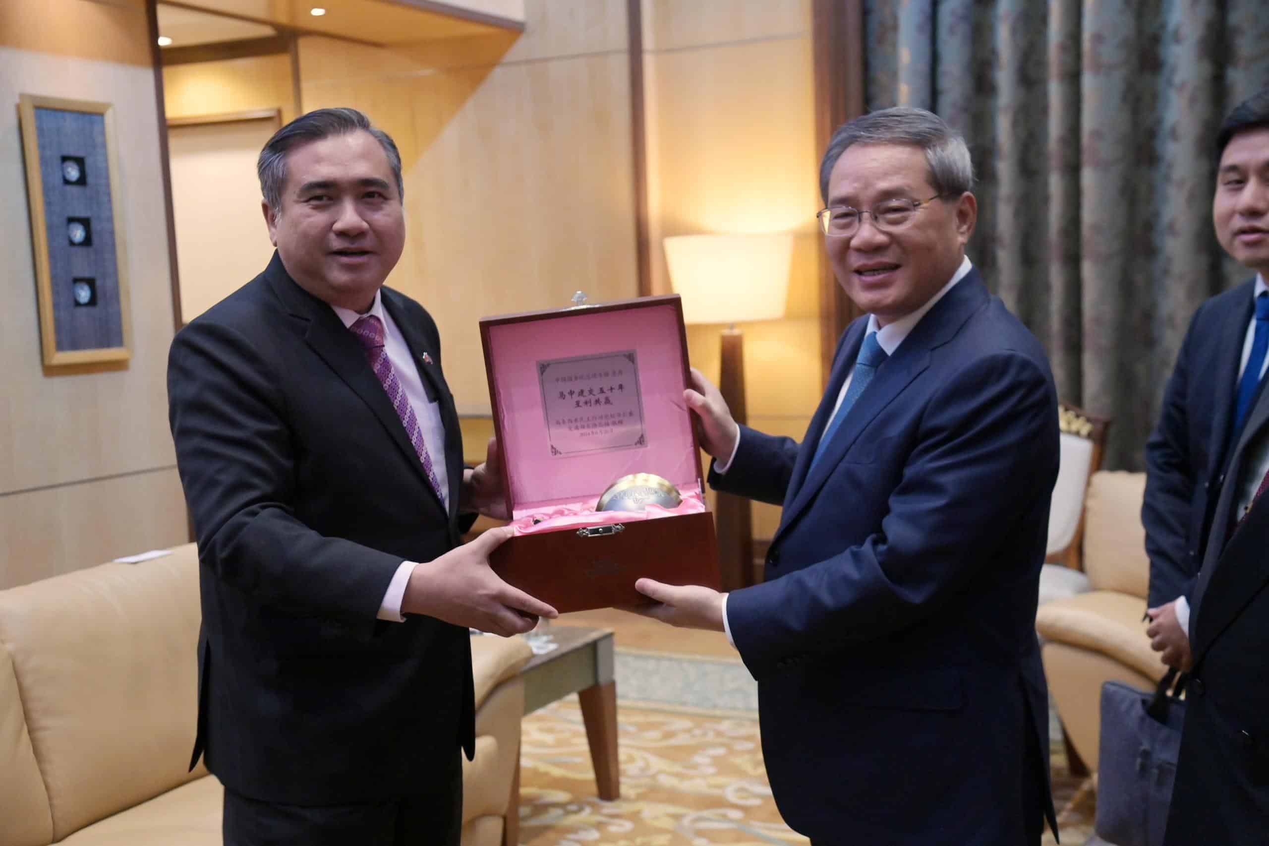 陆兆福赠送镀金锡饭碗予李强 寓意两国人民丰衣足食