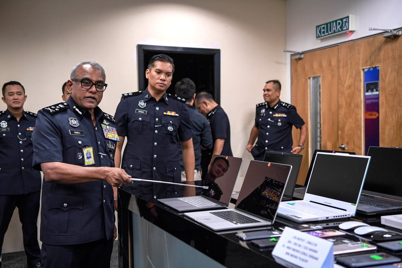 在马经营色情网站  4中国男女落网