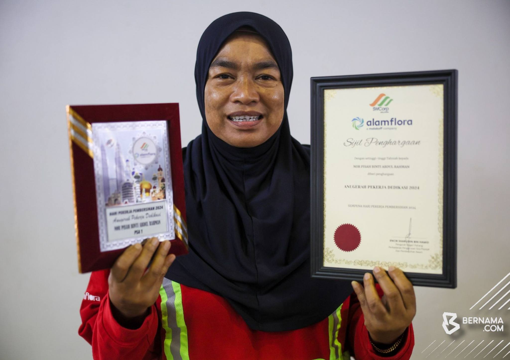 Nenek tujuh cucu terima pengiktirafan sempena Hari Pekerja Pembersihan