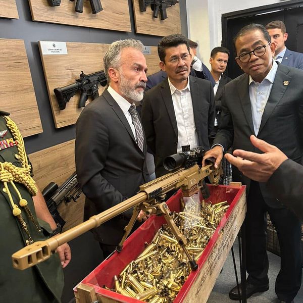 末卡立拜会土耳其防长