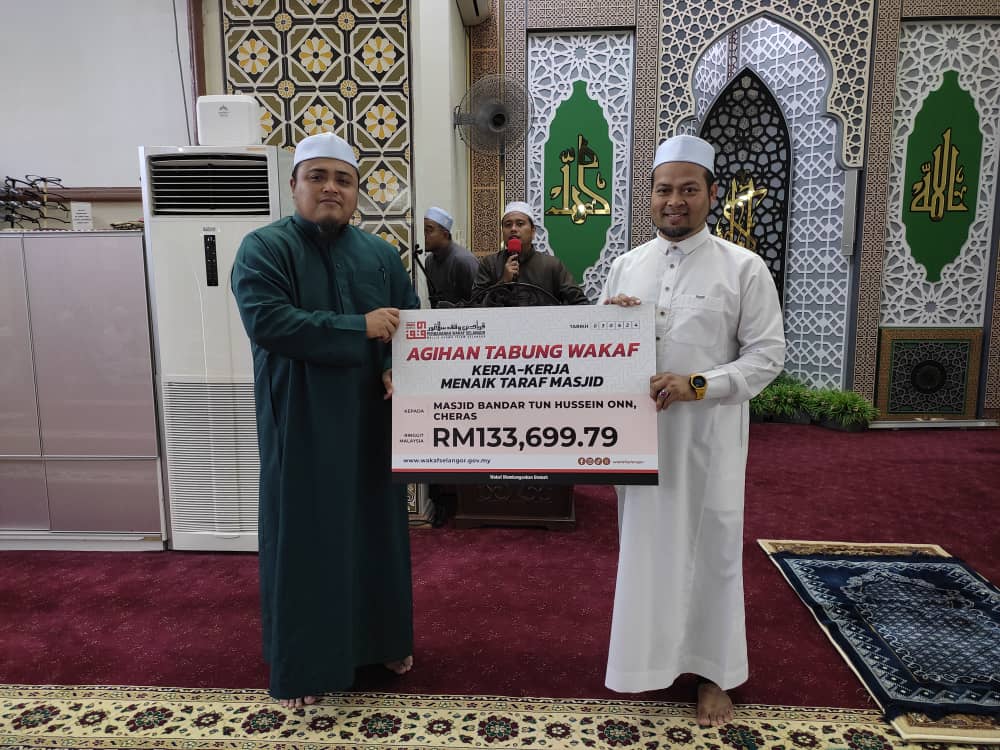 Dua masjid terima sumbangan wakaf naik taraf prasarana