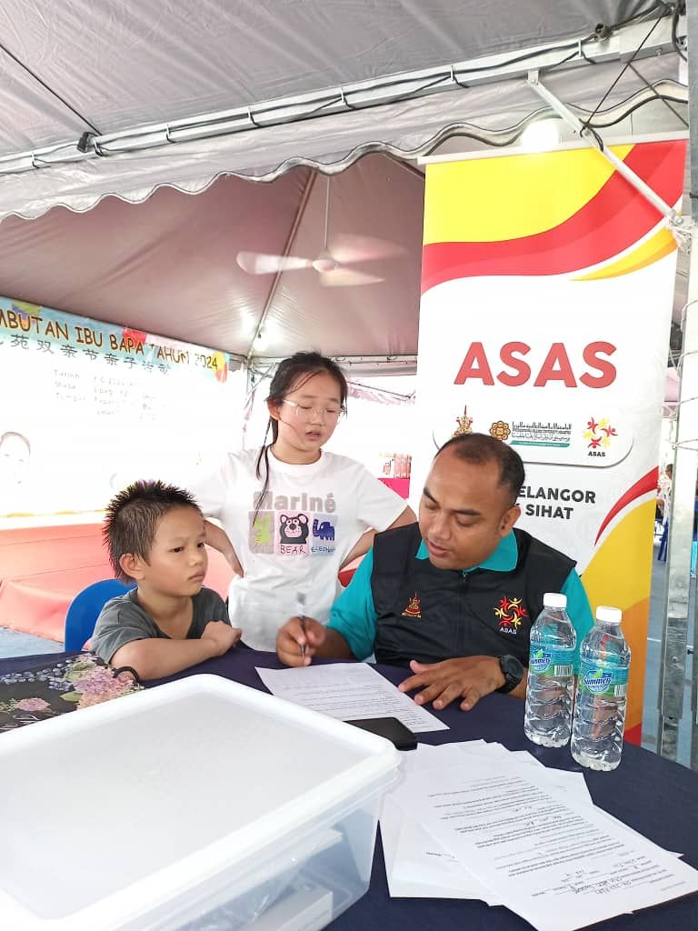 莲花苑713办儿童健康嘉年华 完成BMI检查者免费品尝本地水果