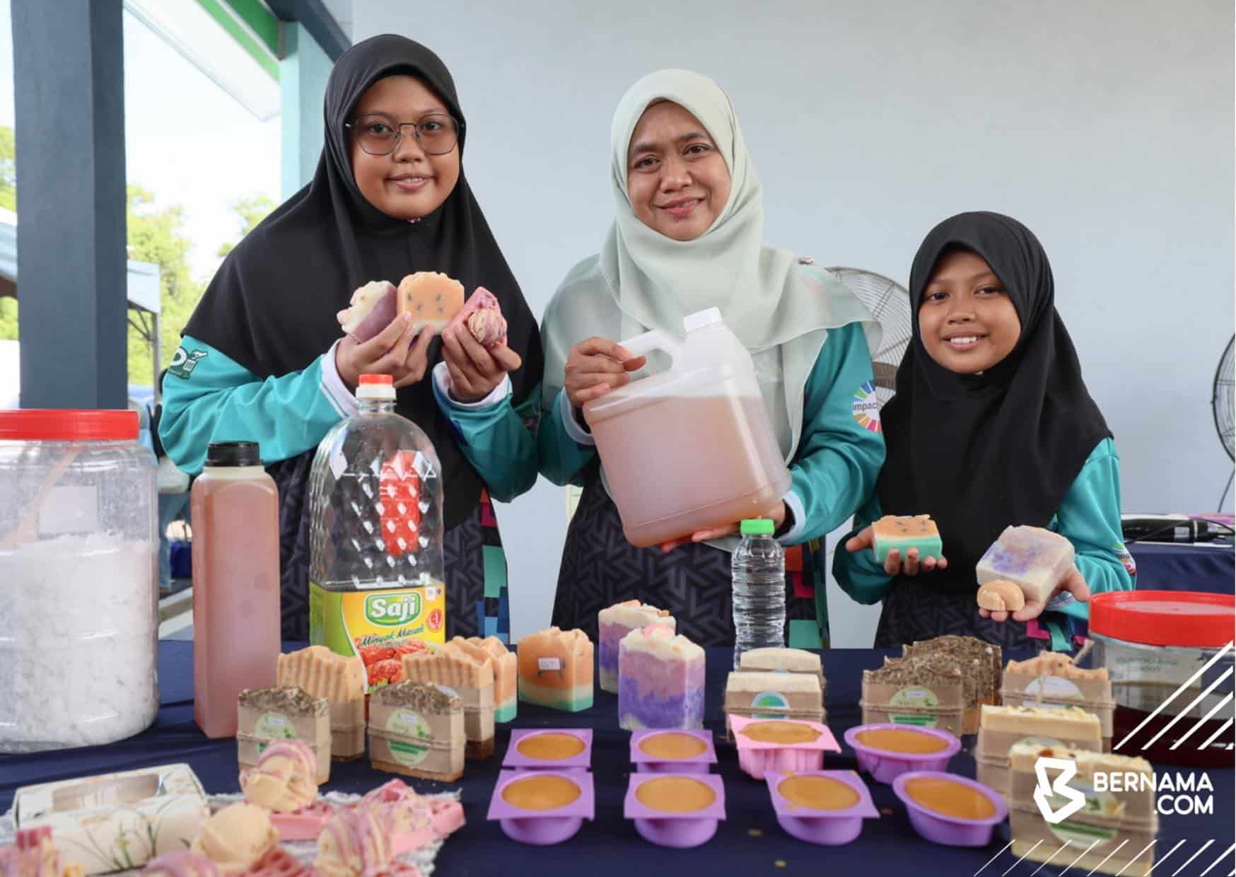 Cikgu cipta sabun guna minyak masak terpakai, jana pendapatan sampingan
