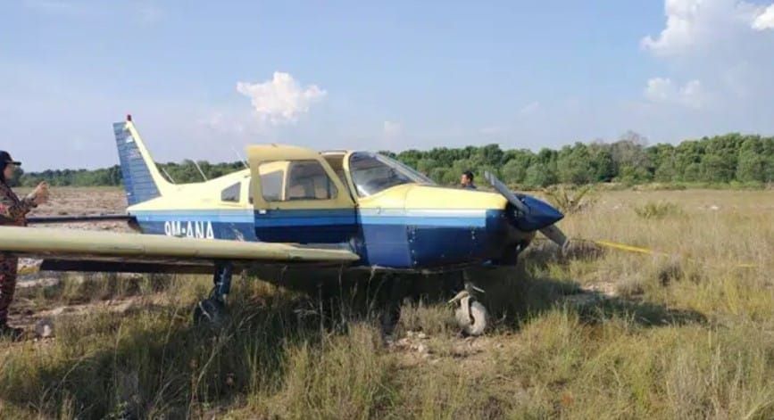 小型飞机紧急降落  2飞行员安全