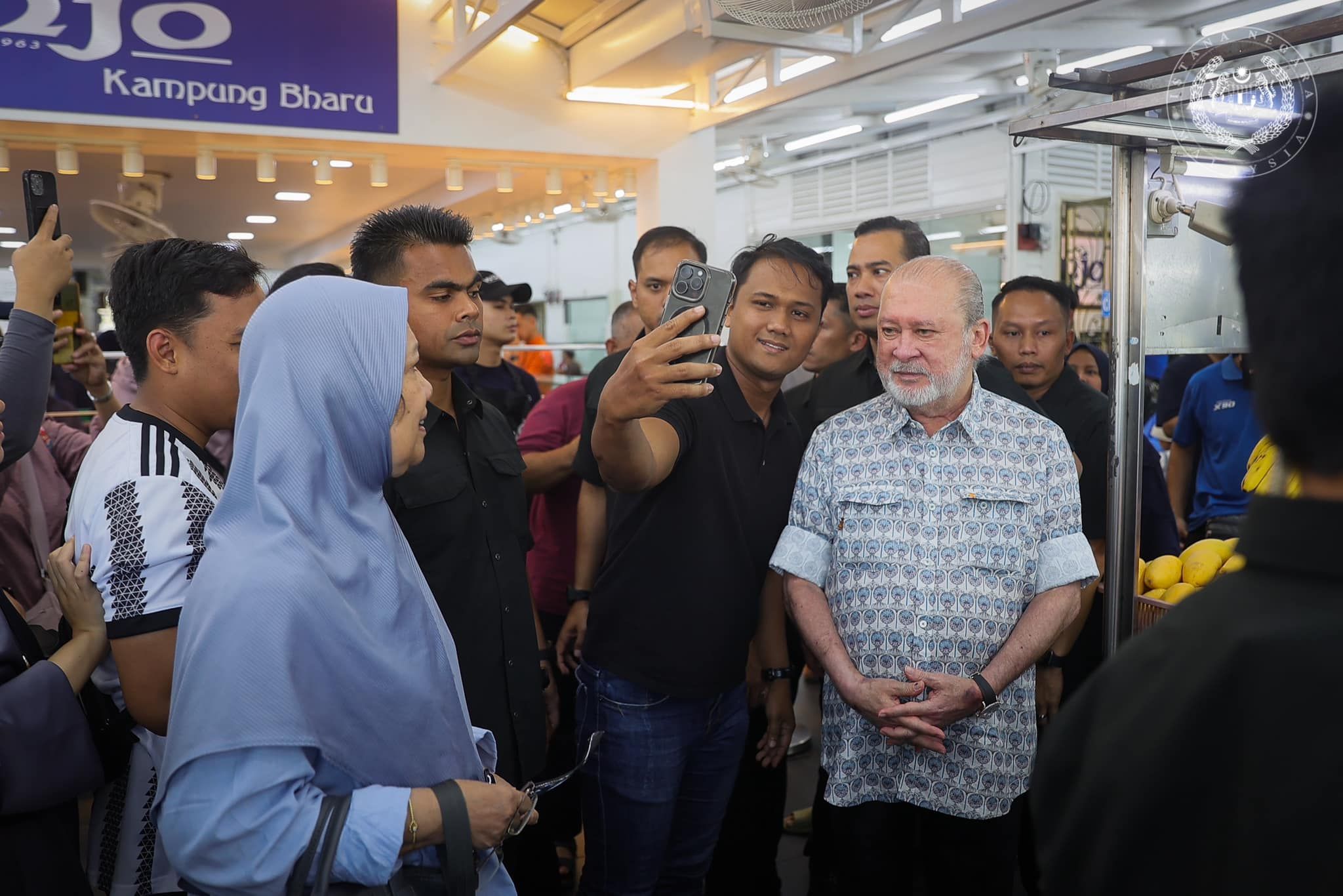 亲临甘榜峇鲁享用椰浆饭  陛下与民共庆元首华诞日