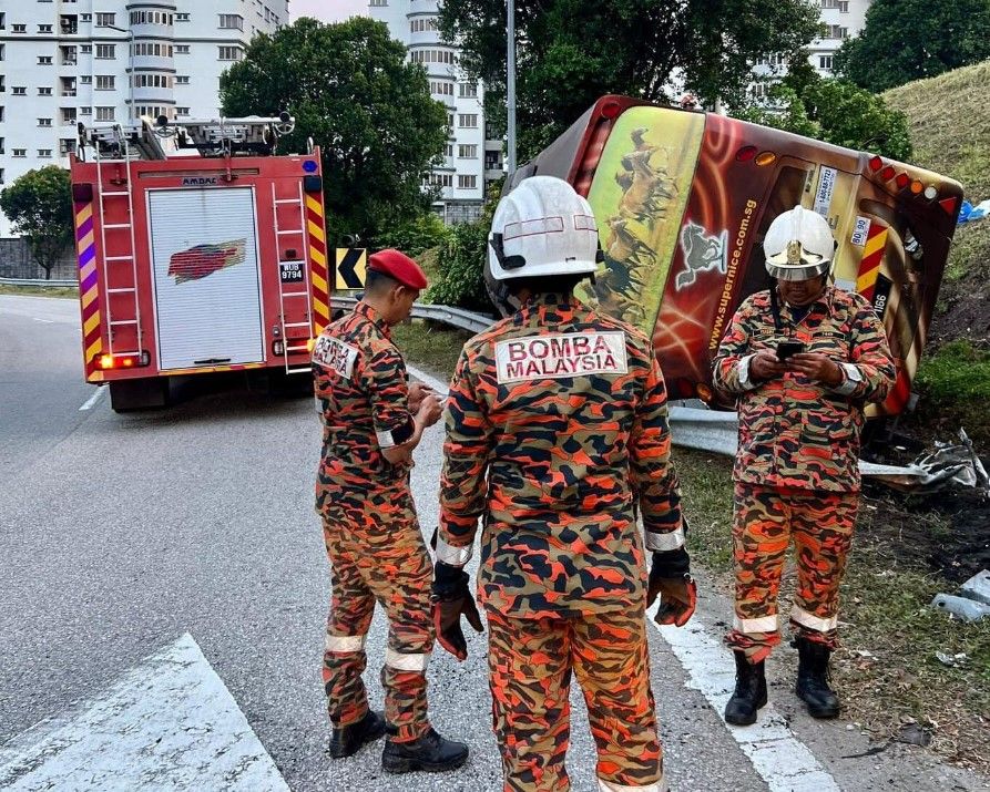 长巴失控撞分界堤  司机及6乘客受轻伤