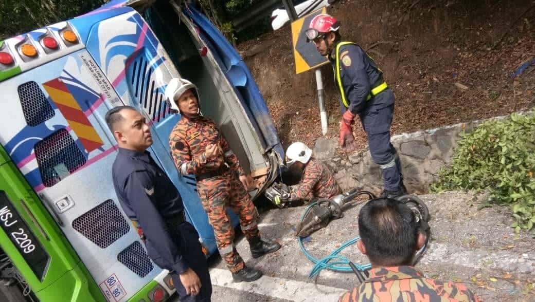 Dua warga China maut bas terbalik ketika turuni Genting Highlands