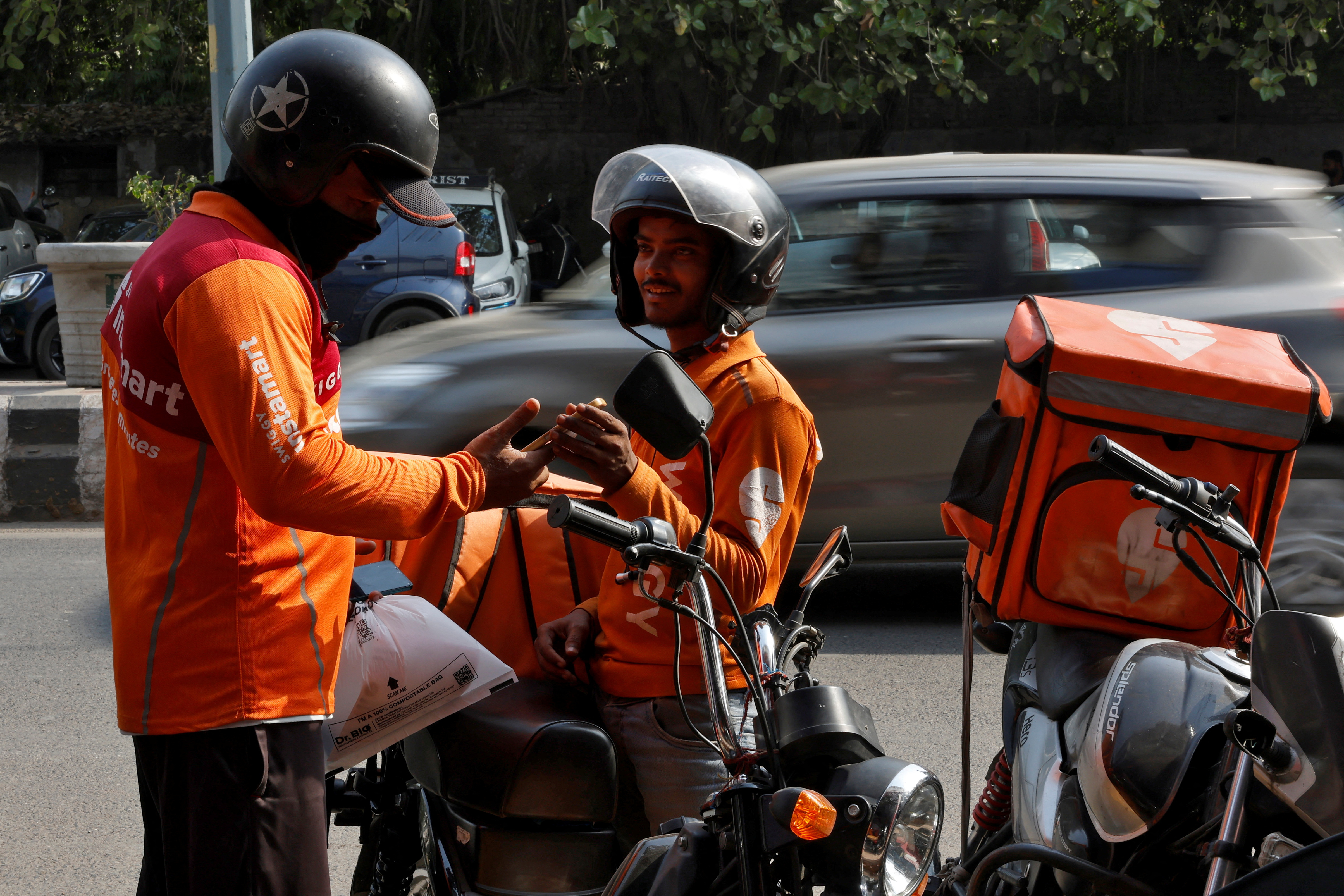 Indians get hooked on 10-minute grocery apps, squeezing small retailers