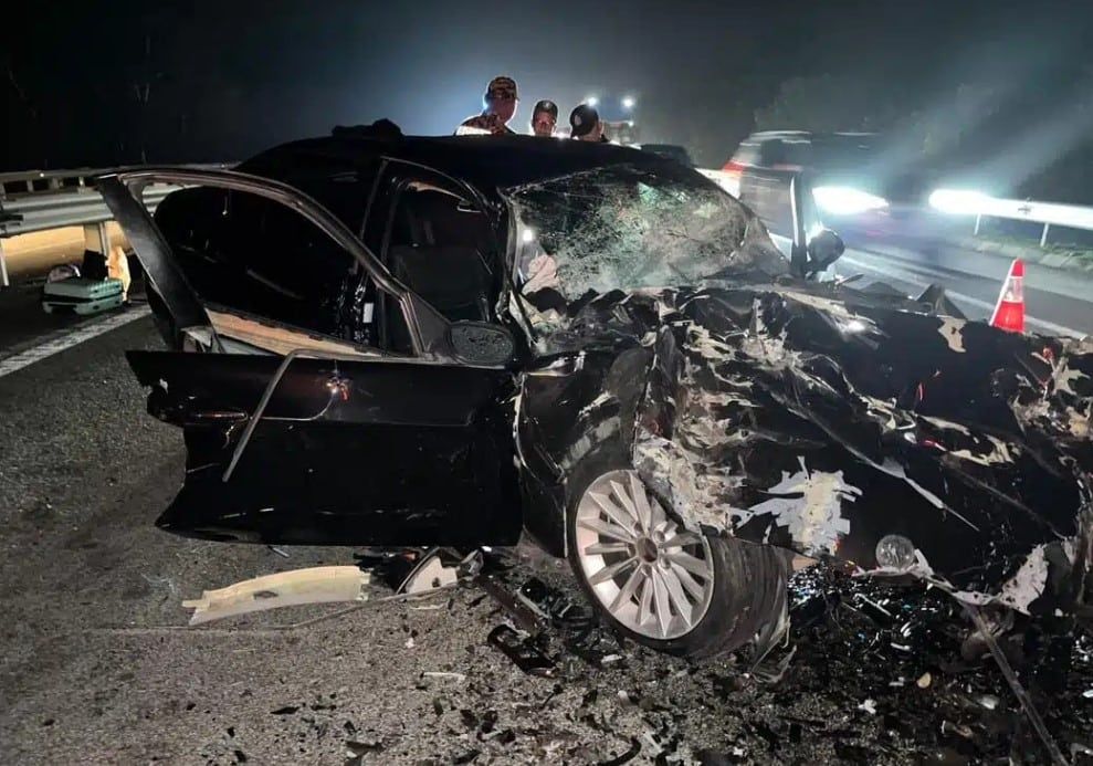 轿车撞大道故障拖格罗里后方  3人当场亡.另一人送院不治