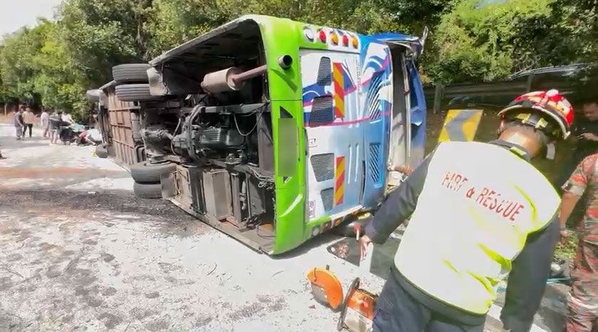 旅巴云顶下山路翻覆    2中国籍男子身亡.19人无恙