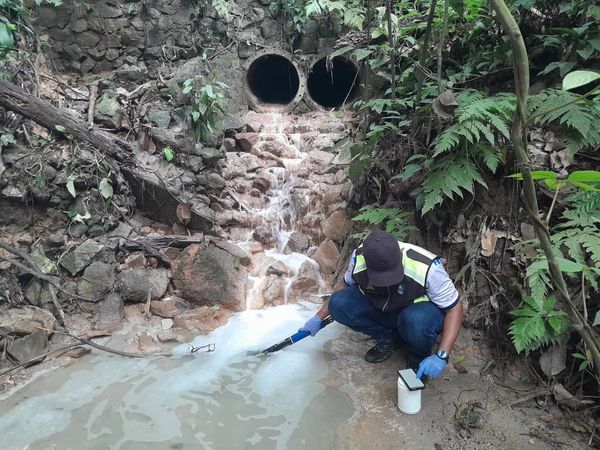 鹅唛河面漂泡沫 疑邻近工地清理活动引起