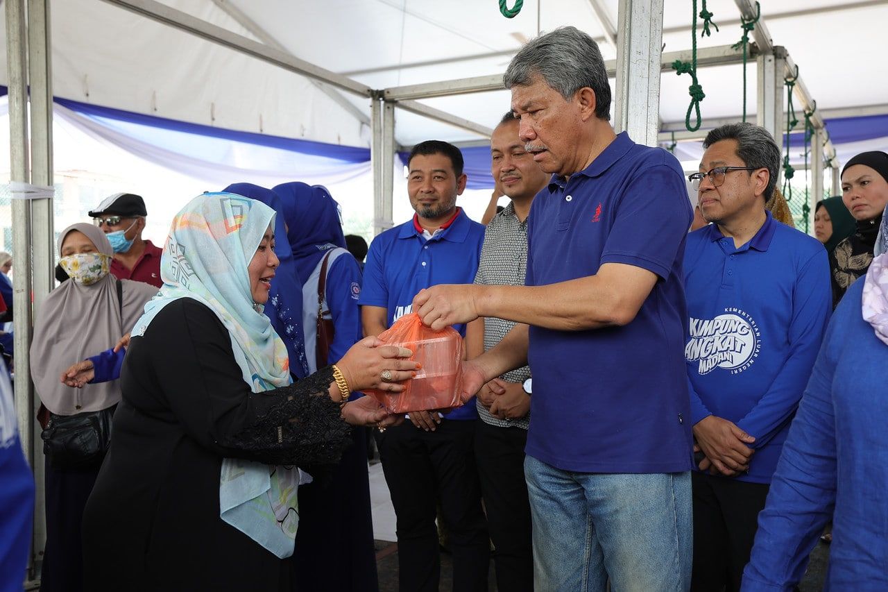 旅居海外拒绝被定位搞失踪 外长：追踪工作难上加难