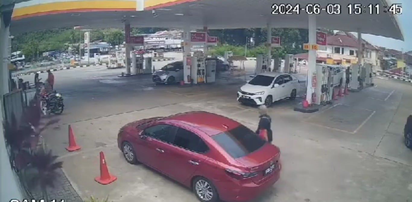 女子油站上厕所没熄引擎 抢车匪连人带车载走母亲