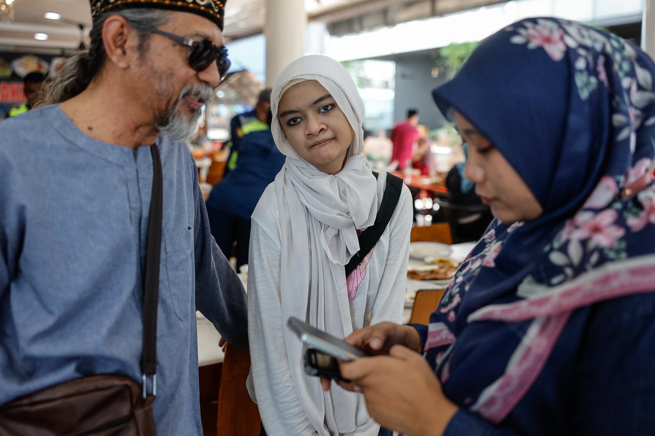Gadis OKU teruja sampaikan sendiri biskut hasil tangannya buat PM