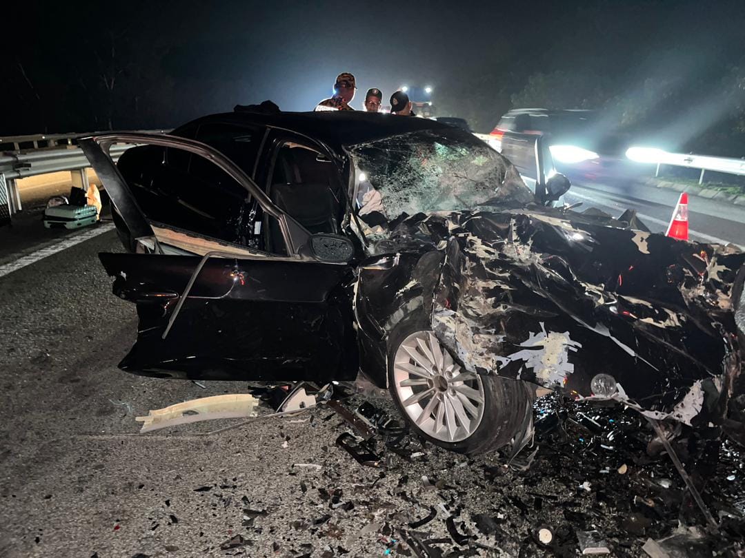 Empat maut kereta rempuh treler rosak di lebuh raya
