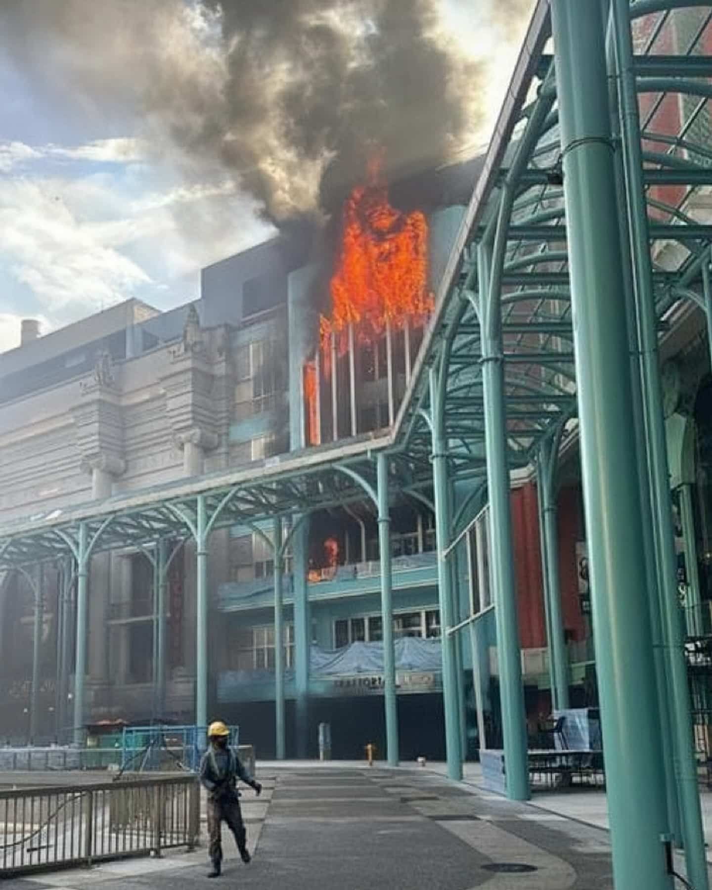 云顶主题乐园失火 火势2楼蔓延至4楼