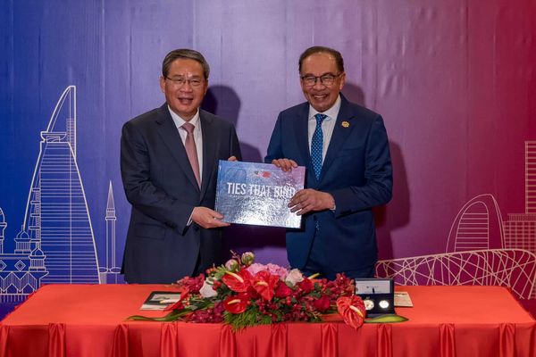 马中建交50周年:安华李强互赠官方纪念专刊