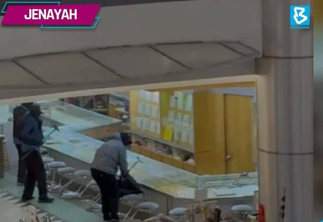 Four masked men rob goldsmith shop in Kajang shopping mall