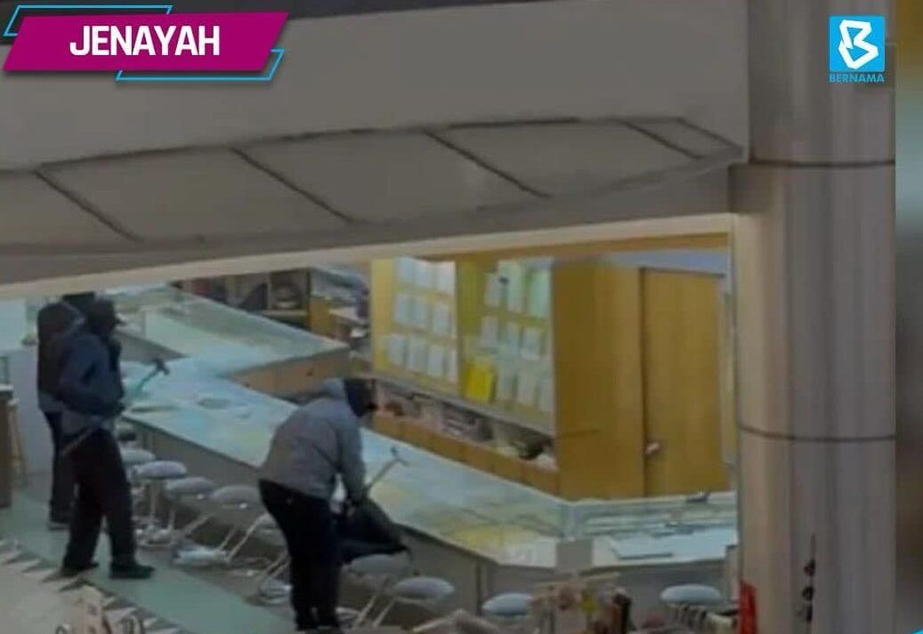 4蒙面匪打抢加影商场金店