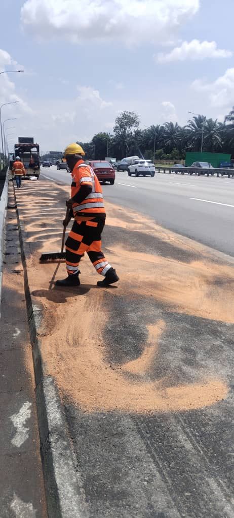 罗里南北大道车祸漏油 LUAS各造高效行动免滤水站受污染