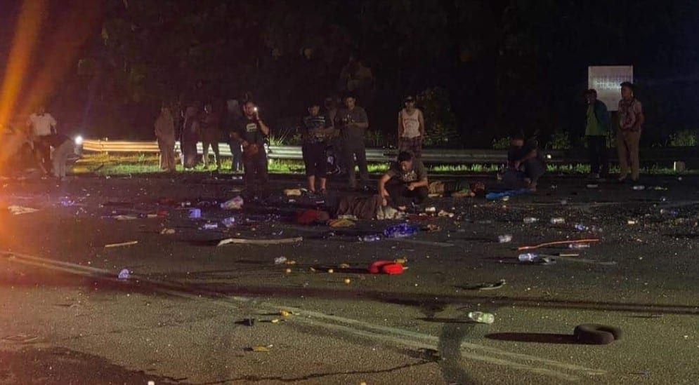 载着师生巴士与罗里相撞   2人死37人伤