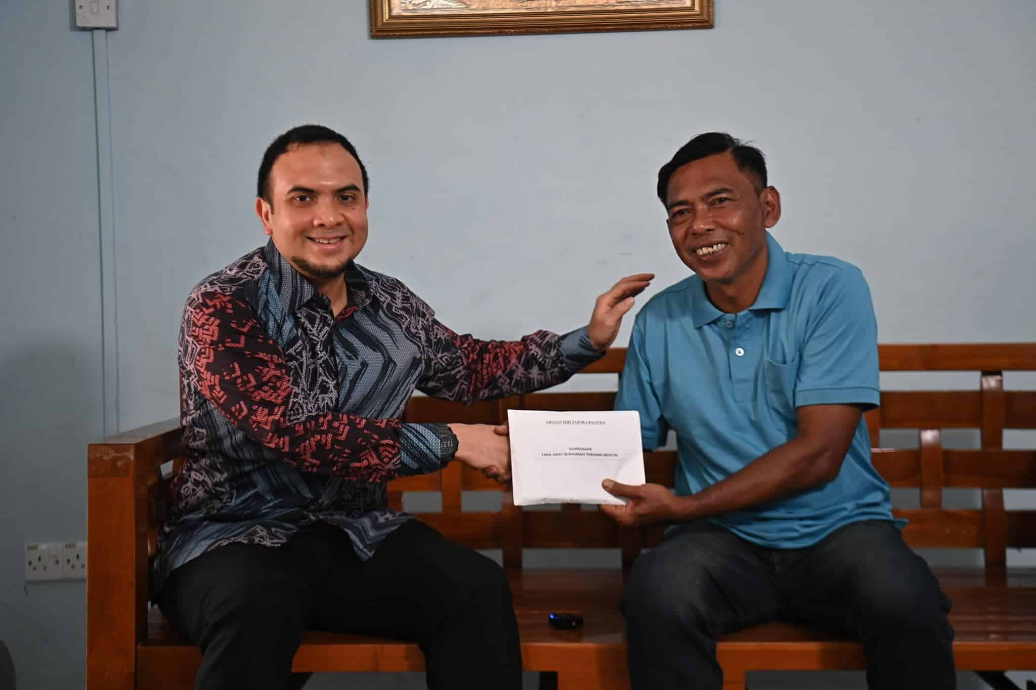 Anwar sampaikan sumbangan kepada Azman Adnan, doakan cepat sembuh