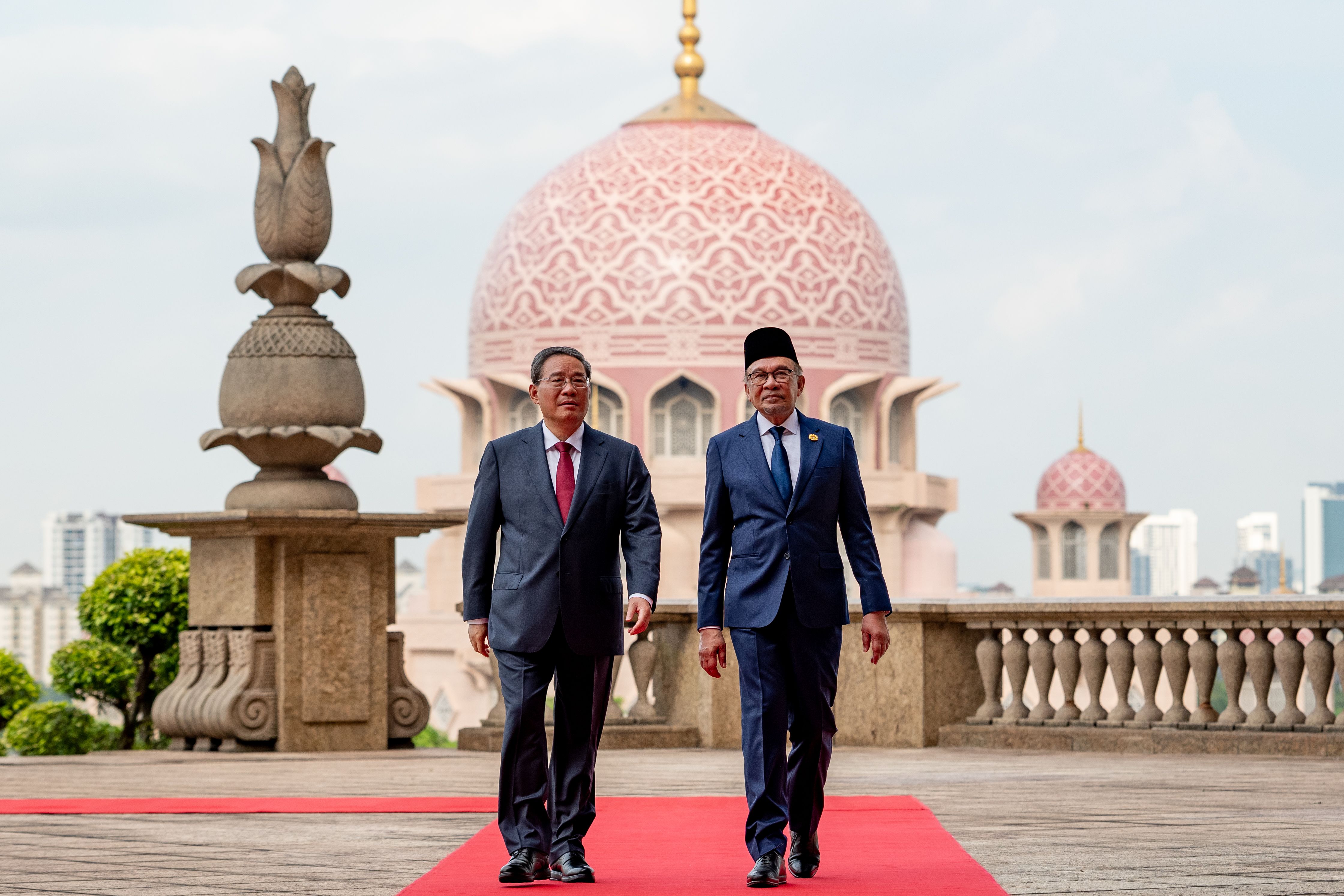 China Premier accorded official welcome at Dataran Perdana