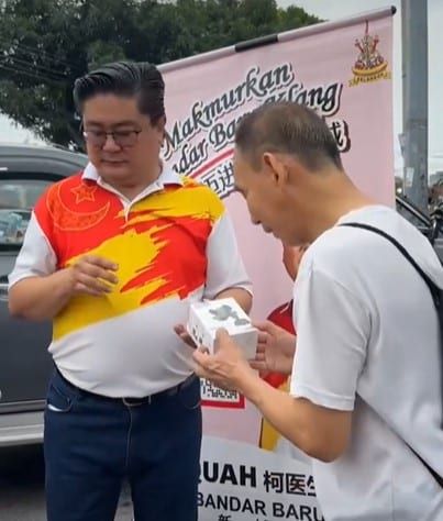 柯鹏飞配合父亲节送手机支架