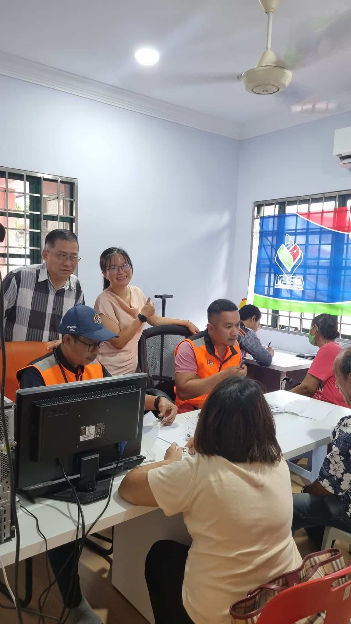 定期安排福利局到服务中心 王诗棋：面试申请援助的居民