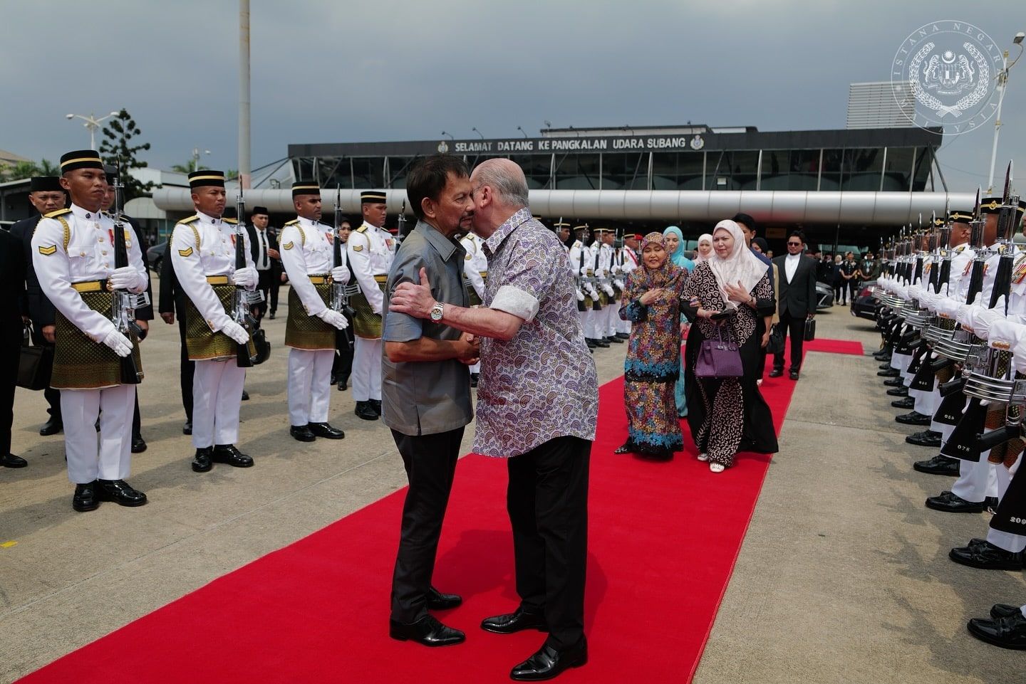 登基大典结束汶莱苏丹伉俪返国   元首开车载汶莱苏丹到空军基地
