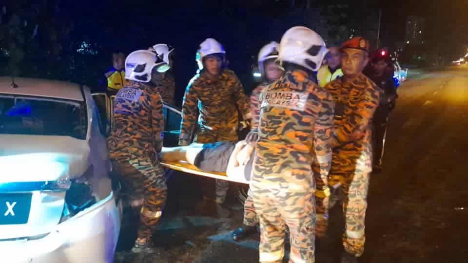 与四驱车午夜猛撞 轿车司机被夹毙！