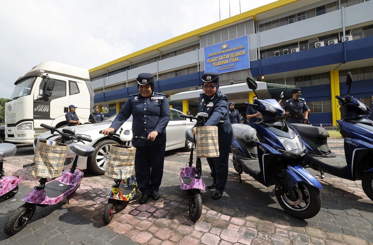 关税局连破多宗走私案 起获逾400万电动摩托.交通和酒精